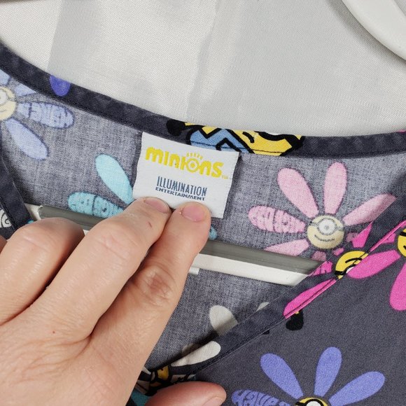 Minions V-Neck Scrub Top "Have A Nice Day" Flower Theme on Gray 3 Pockets Sz L - Picture 4 of 7